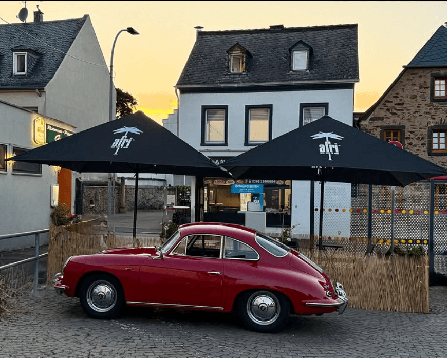 Außenbereich mit Sonnenschutz